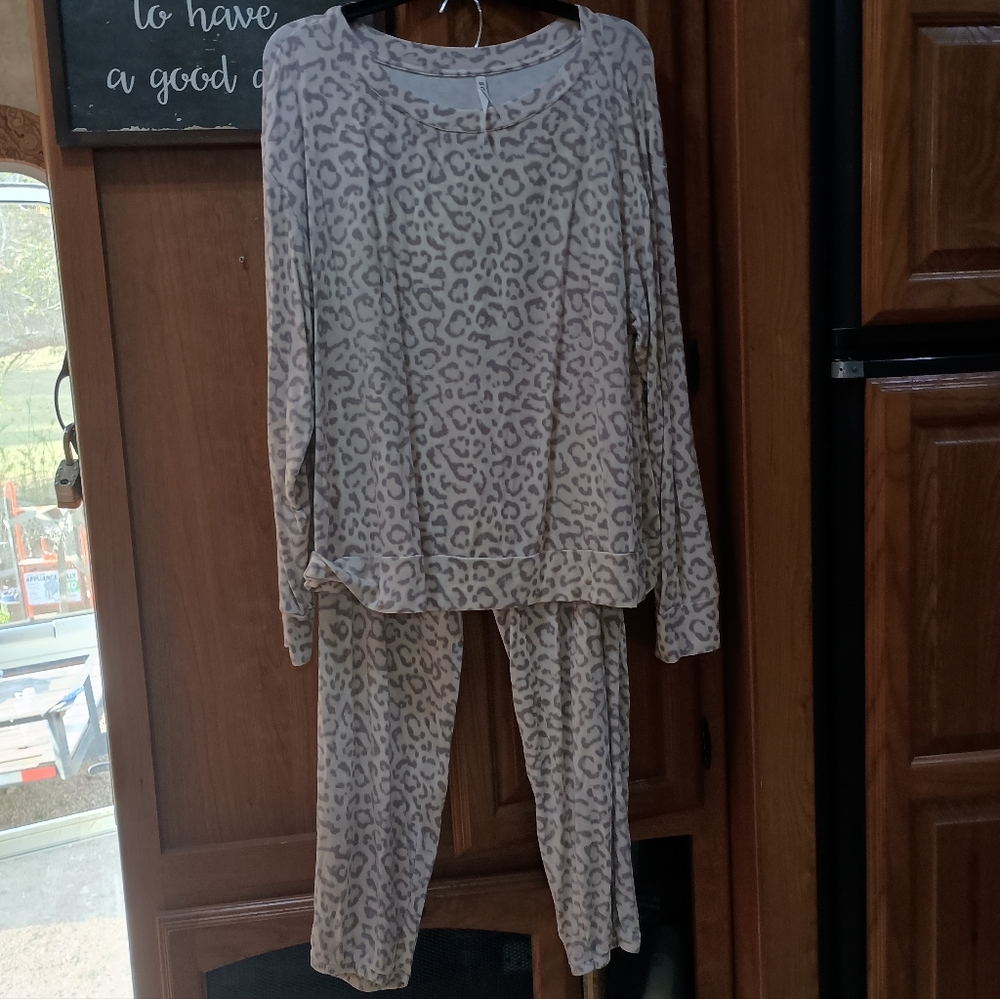Soma Cozy Leopard Gray Print Loungewear Set Lightweight, Stretchy With Pocket XL